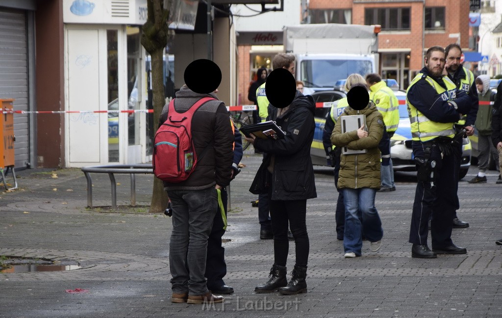 Einsatz BF Koeln Messerstecherei Koeln Porz Josefstr P59.JPG - Miklos Laubert